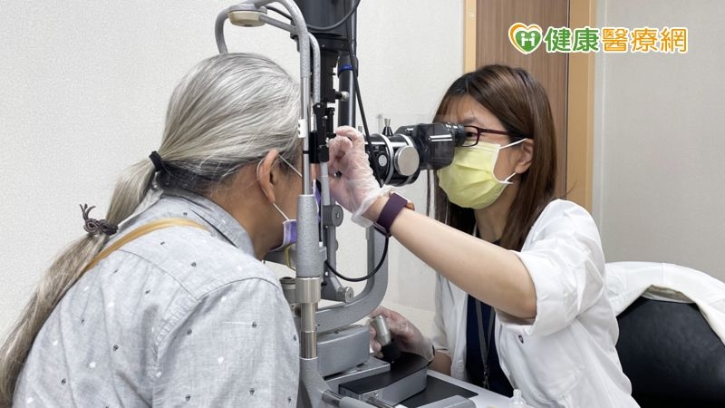 基隆長庚紀念醫院近日舉辦護眼活動，並於現場協助血友眼科檢查，提供血友全面的健康照護！（照片來源：基隆長庚醫院）