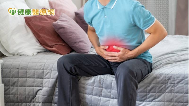 急性膽囊炎為膽結石的併發症，發生率每年約10%，而膽結石生成與患者活動力、飲食習慣息息相關，其中女性較男性多，比例約為2：1，好發在40歲以後。