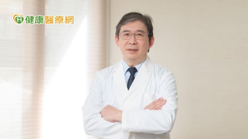 葉大成醫師說明，若是有荷爾蒙接受體表現的乳癌患者（ER、PR陽性），需要使用到抗荷爾蒙治療；如果具有HER2受體表現的乳癌患者（HER2陽性），原則上需要標靶治療。