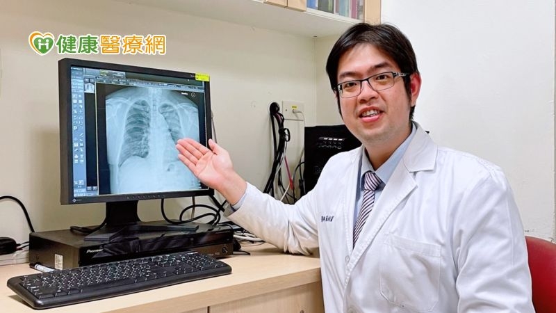 蘇柏嵐醫師表示，第三期非小細胞仍偏屬局部疾病，「因此我們的治療目標還是在『治癒』」，此類病患須仰賴「多專科團隊會議」統合內外科、影像科、病理科與放射腫瘤科的專業意見設定每個病患的治療計劃，若患者已無法進行手術，則會仰賴「同步化放療」（CCRT）。