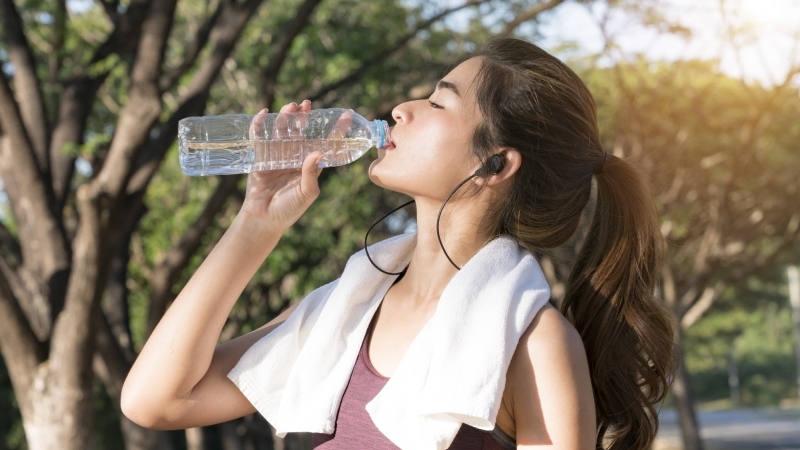 牛奶比白開水更保濕，是因為牛奶當中所含的乳糖、蛋白質、脂肪，都有助於減緩胃液的排空，以擁有更長的時間進行水合反應。