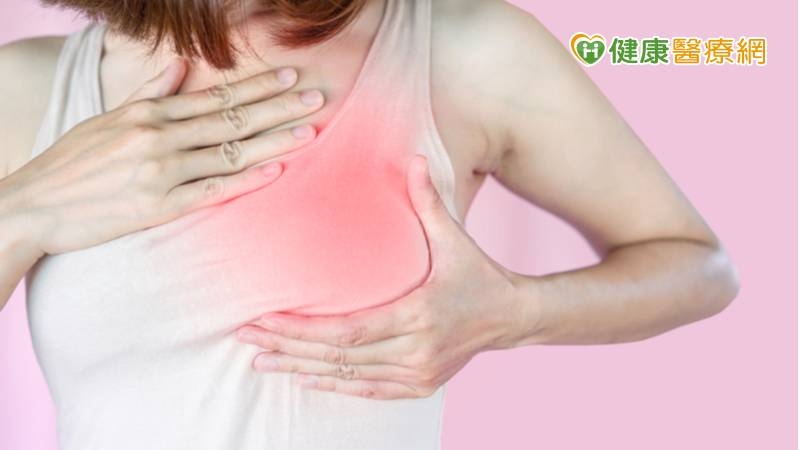 乳房葉狀瘤在臨床表現上，好發於40多歲的中年女性，有時類似一般的纖維腺瘤，呈現無痛性的乳房腫塊，約1到3公分左右，但有時生長迅速，可在幾個月內漲到20到30公分。