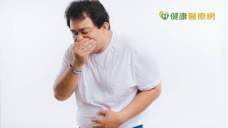 在暑氣外襲下，飲食不當內生痰濕，這是「暑濕」造成氣陰兩虛兼夾肝火，使得經絡阻塞的中風。