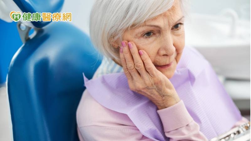 「抗骨吸收」藥物用於治療骨質疏鬆及癌症骨轉移，但過度抑制破骨細胞的活性，可能導致骨頭代謝失調，進而造成過多的壞死骨頭堆積，引發後續的感染，最終造成藥物相關之「顎骨壞死」。