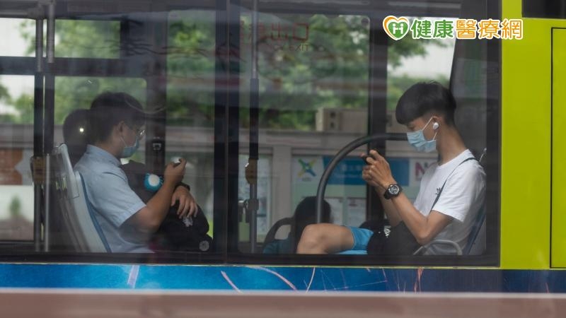 各年齡層皆需面臨疫苗突破性感染的發生，但「突破性感染」不能只視為一種，也要注意發生機率和嚴重程度有所不同。