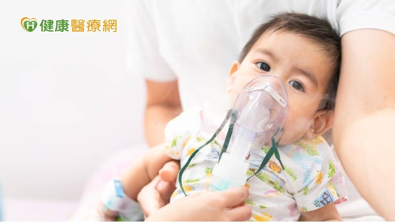 兒童感染Omicron變異株出現哮吼的機率較之前的COVID-19高；嚴重則可能會併發急性呼吸窘迫症候群、敗血症、腦炎、心肌炎或兒童多系統發炎症後群（MIS-C）等。
