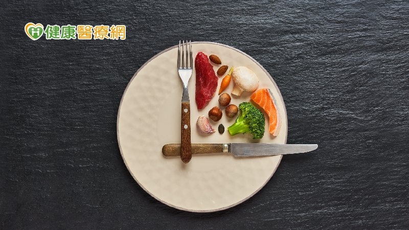 如果有醫療人員指導，可以延長斷食來治療血糖相關病症，並繼續降低造成疾病的身體發炎反應。