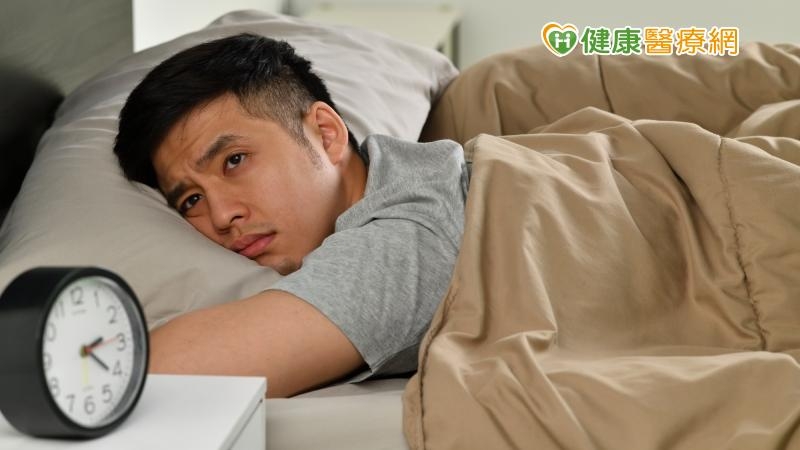 最新的研究發現，成年人每天睡7小時就夠了，而且不要為了補足8小時在白天打盹，否則碎片化的睡眠無法熟睡，反而可能形成廢物堆積。