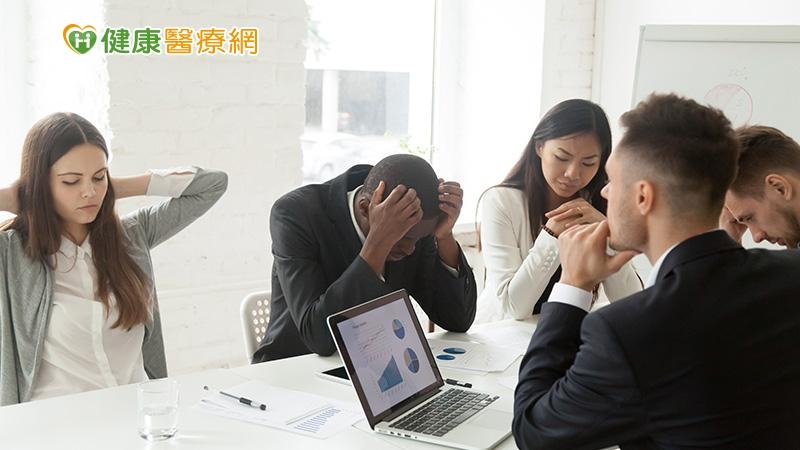 人能脫離自我中心嗎？　社會化就等於「偽裝」？