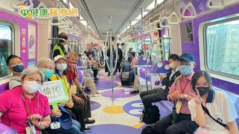 由學生帶領志工與長者參與闖關一日遊活動，包含一起闖關活動、長者學會Google地圖的使用、老中青共餐、到景點後進行照片拍攝教學，最後再回到起點，在一日遊的旅程中透過老大人經驗與知識的分享、年輕學子對3C產品之善用，開創世代共融、青銀共學的互作模式。
