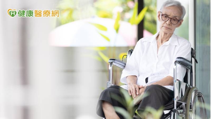 臺大醫院精神醫學部主任暨台灣老年精神醫學會理事長黃宗正說明，年長者特別容易感到孤獨的原因包含隨著年齡增長，身旁親友陸續過世，社交系統減少；身體狀況較不佳，影響活動力及參與事物的機會。