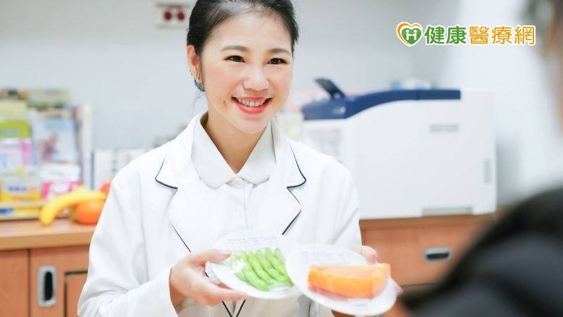 侯沂錚營養師表示，茹素飲食可以強化免疫系統、預防高血壓、發炎及氧化壓力還有降低心血管疾病、併發症的風險。