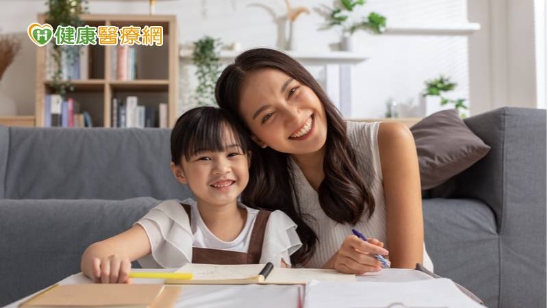 正向教養就是試圖運用正向心理學的原理，培養具有積極心理素質的孩子，讓孩子有終身學習的原動力，能不斷地發揮自己的內在優勢、美德、品質，從而積極迎接未來的各種挑戰。