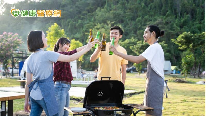國民健康署署長吳昭軍表示，中秋佳節鼓勵大家採輕食野餐，可以減少相當一般轎車從台北高雄來回2萬趟的碳排放，重點是還不會熱量超標，是很適合中秋佳節的團圓活動。