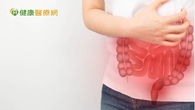 使用糞便潛血檢驗試劑時，建議先舖上乾淨的塑膠袋或容器後再採集糞便檢體，以免糞便在水中不易採集，或導致錯誤結果。