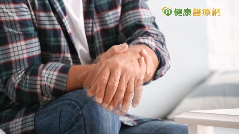 原發性震顫需要經過專科醫師的專業診斷，建議民眾若出現疑似症狀，最好求助於專門從事治療運動障礙的神經專科醫師，以排除其他造成震顫的原因，如藥物副作用、甲狀腺疾病、過度壓力或創傷、過度使用咖啡因或其他興奮劑、巴金森氏症等。