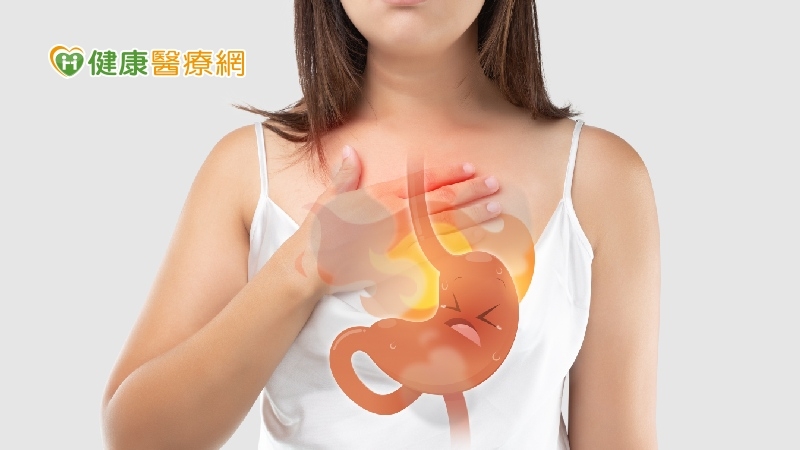 逆流的常見症狀：沙啞、慢性咳嗽、短暫窒息、吞嚥困難、喉嚨有個腫塊、鼻涕倒流、胸口灼熱。