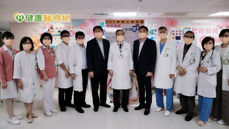 國泰綜合醫院李發焜院長（右六）率領副院長及主管們共同響應「把握關鍵 產除風險 」病人安全週活動