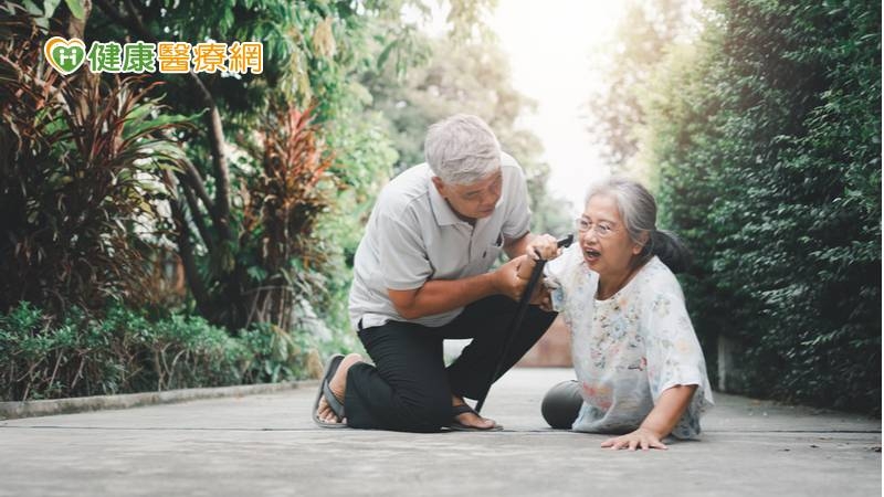 廖曜磐主任指出，肌少症指的是肌肉量減少、肌力減弱或低身體功能表現，在老化過程中運動神經退化、蛋白質合成減少、營養供給不足或慢性病等因素而造成。