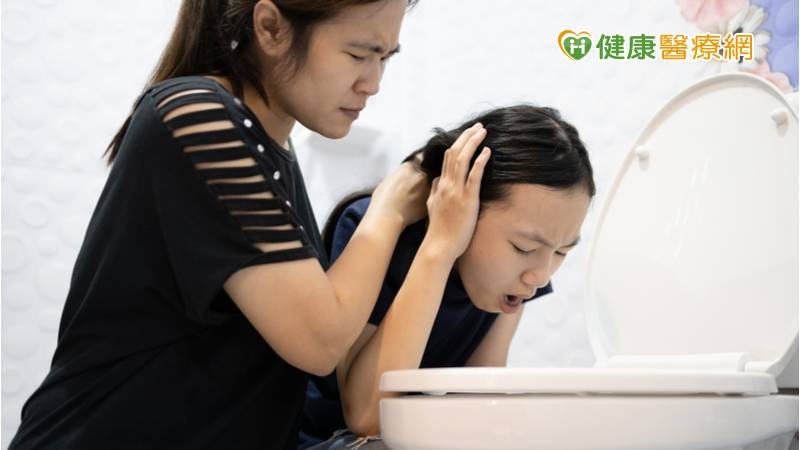 上吐下瀉是身體健康出現警訊的一種症狀，必須瞭解發生之原因，才能對症下藥。因此，當幼童出現不明上吐下瀉時，應立即就醫治療，以免延誤疾病之治療。