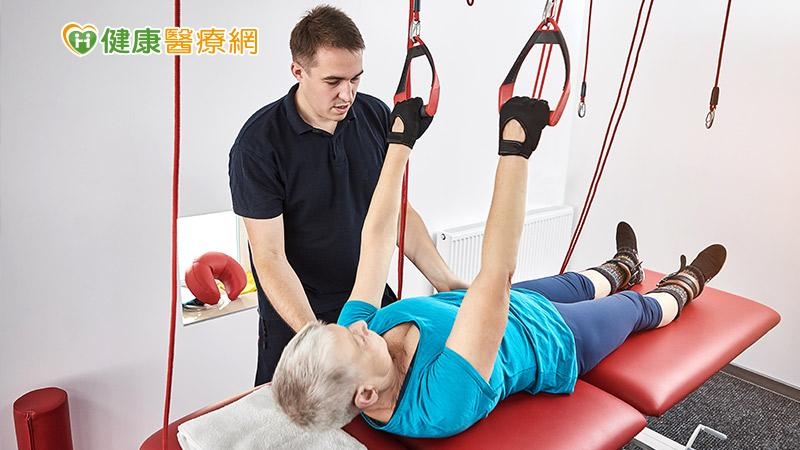 衛生福利部臺中醫院物理治療師沈傳凱表示，物理治療師除了原本的徒手治療手法之外，也會在治療中加入肌力訓練。在受傷及手術後，藉由紅繩、彈力帶來訓練因固定及疼痛導致萎縮的肌肉群，以增加肩關節的穩定性及活動時所需要的肌力。（示意圖非當事人）