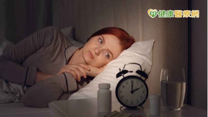 失眠是指睡眠維持困難，造成睡眠品質變差或睡眠時間減少，每週有三天或三天以上之失眠，且白天出現倦怠、嗜睡、情緒煩躁、難以專心或身體不適等症狀，進而影響學習或工作者。