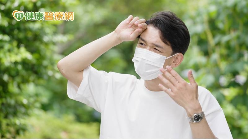 萬一中暑了，林巧梅主任建議平躺休息、移至陰涼通風處、補充水分電解質，急症仍須送急診，輕症（如輕微發熱、頭暈頭痛、肩頸僵硬、胃口不好、汗多口乾、疲倦、小便減少等）可以刮痧，食療可選用四神湯，陽暑陰暑不適症狀也可以服用中藥緩解。