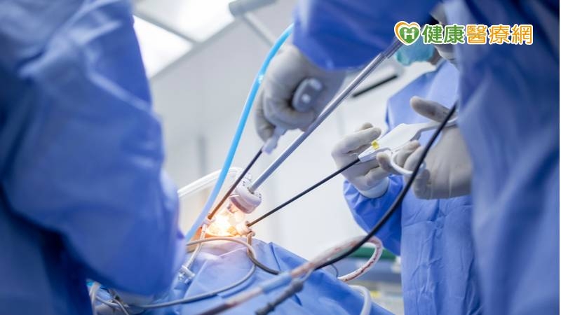 高雄醫學大學附設中和紀念醫院引進達文西機械手臂微創手術系統，與台北醫學大學附設醫院及和信癌症醫院合作，其治療成效於8月底獲刊在SCI期刊《癌症（Cancers）》上，這是國內第一篇由全國3家達文西機械手臂大腸直腸癌手術量較高醫院共同的研究報告