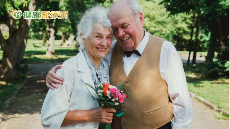 90歲嬤穿「婚紗」圓夢　守護失智從社區開始