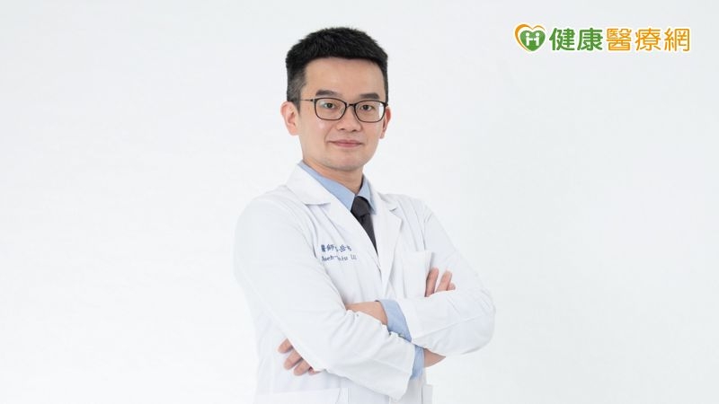醫師指出，沾黏是組織癒合的自然現象，一旦神經沾黏，神經根被沾黏組織牽扯，就會引起疼痛。