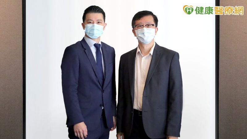 台大小兒部感染科呂俊毅醫師（右一）及藥廠醫學事務處處長葉庭瑜醫師（左一）共同呼籲，流感季節來臨，為避免「免疫負債」危機，建議符合資格的高風險族群儘速接種疫苗。
