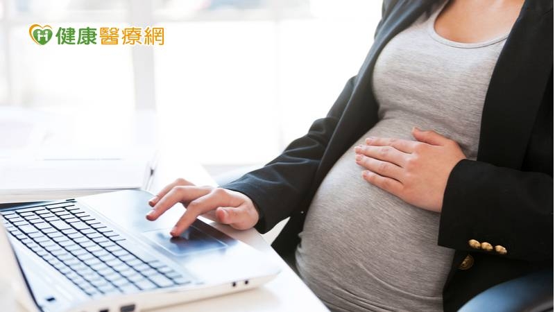 中山醫學大學附設醫院職業醫學科張桓瑋醫師表示，女性從備孕、妊娠至哺乳期間，每天至少有8小時在職場渡過，因此職場的環境、作業型態、所接觸的物質與母嬰的健康息息相關。