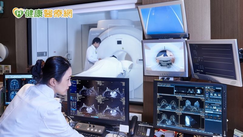 醫師提醒：婦女僅靠自我檢查不易發現早期乳癌，防治的重點，在於定期接受影像檢查