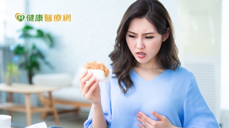 高納、高油脂的食物會影響胃部排空，像是   咖啡、濃茶、堅果類、柑橘類、檸檬、鳳梨等食物少碰為妙。