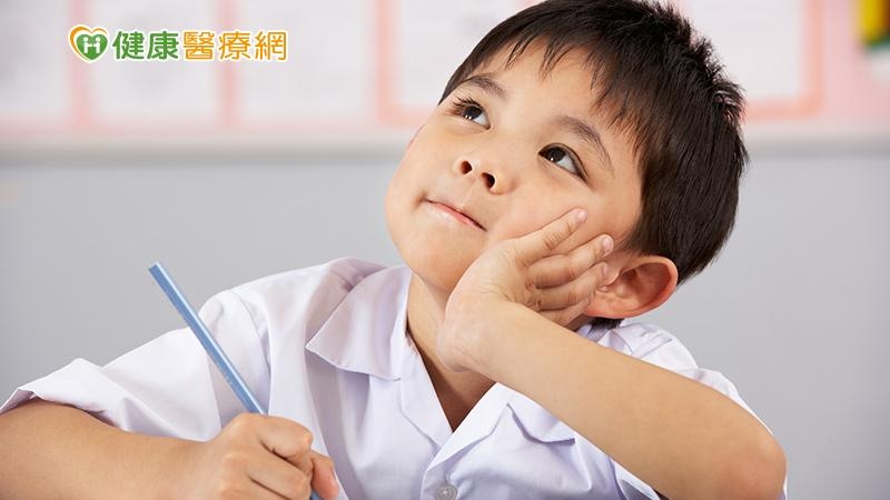 萬芳醫院兒童早療治療師劉姸廷表示，孩童有時難以辨別如何在合適的時機專注精神。例如小一新生，習慣幼兒園開放自由的上課氛圍，突然進入小學制式規矩時，需要時間適應，這時導師和家長可多觀察，孩子是否出現與同齡孩子異常之行為，當嚴重干擾到日常生活時，可至小兒科進一步確認。