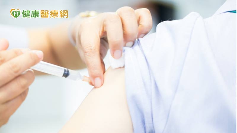 新冠肺炎與流感是不同的病毒，發生同時感染或先後感染的情況都有可能發生，建議尚未染疫且未接種第四劑新冠肺炎疫苗，以及符合流感疫苗接種條件的民眾，盡快接種新冠肺炎與流感疫苗，提升自我保護力。
