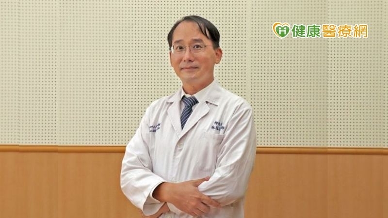 萬華醫院神經內科林冠宏醫師表示，目前國際醫學界漸漸形成共識，新冠肺炎確診12周後，仍然有不舒服就能懷疑是長新冠，症狀表現很廣泛，包含呼吸困難、易喘、大腦功能下降等。