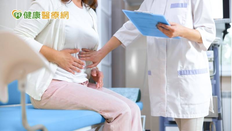內視鏡黏膜下剝離術其做法是利用胃鏡或大腸鏡到達病灶處，先以注射針於黏膜的下層注入生理食鹽水或甘油將側生性腫瘤與肌肉層分離開，再輔以電燒刀以毫米為單位，慢慢的將病灶從胃或腸壁上剝離。