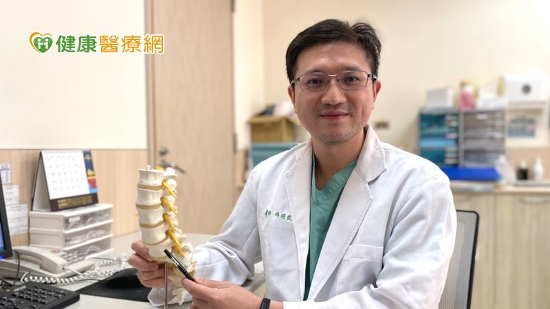林琮凱說，脊椎滑脫因脊椎退化不穩定，產生前後移位的現象，當吃藥、復健等保守治療無效，就會建議手術，回復正常生活功能。