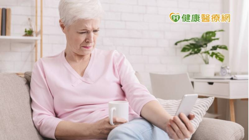臺中慈濟醫院神經外科醫師林英超表示，腦下垂體瘤多半為良性且生長緩慢，是因為出現頭痛、頭暈、視力缺損等壓迫性症狀才被發現，也是因腫瘤逐漸長大慢慢壓迫左邊視神經才會看不清楚。