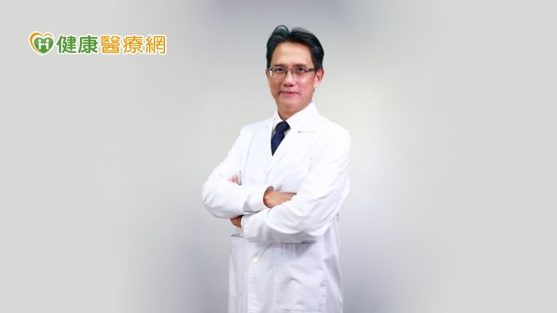 許瀚水醫師說明，臨床報告也指出，有EGFR基因突變的肺癌患者，預後相對不佳。但好消息是，這類患者術後可服用針對EGFR基因突變的標靶藥物，大幅降低復發機率，根據統計，沒有服用標靶藥物者，復發率可高達6-7成