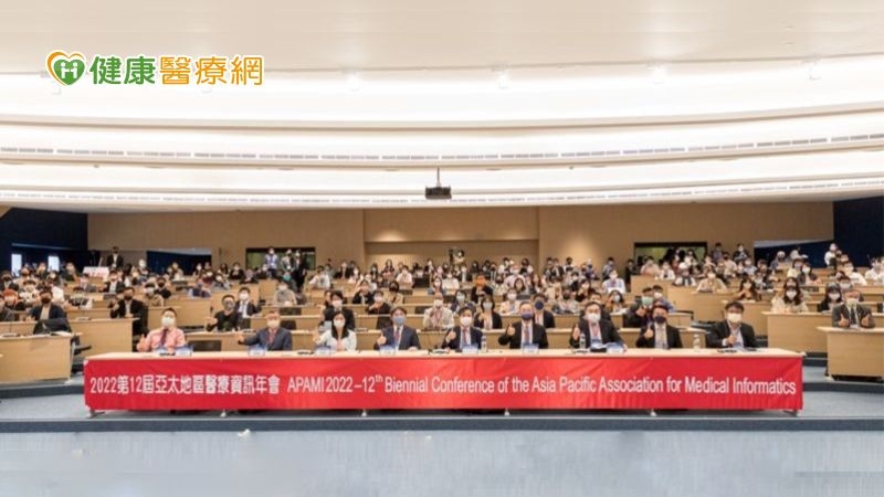 會議合照（左起 朱基銘國防醫學院教授、高壽延台北榮民總醫院副院長、吳淑芳國立臺北護理健康大學校長、王必勝政務次長、Dr. Naoki Nakashima APAMI理事長、徐建業TAMI理事長、李友專IMIA主席、李祥豪TAMI秘書長、張祐誠台灣電子健康學會理事長）