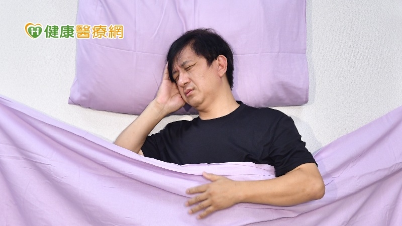 阻塞型睡眠呼吸中止症因咽部舌肌鬆弛，導致睡眠躺臥時呼吸不順或堵塞，因此患者長年會因腦部缺氧而驚醒。