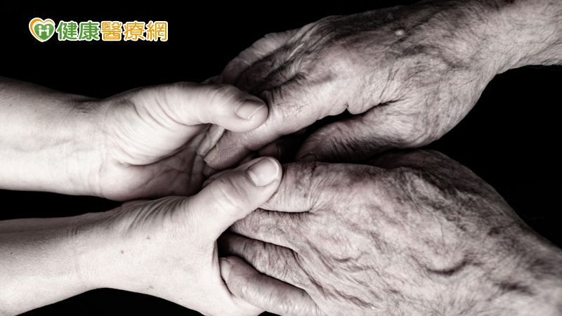 門諾醫院的失智共照中心設立據點於光復部落內，與在地衛生機關、長照中心、社區部落健康據點等合作，辦理失智症宣導促進疾病認知，並主動篩檢民眾的認知功能。