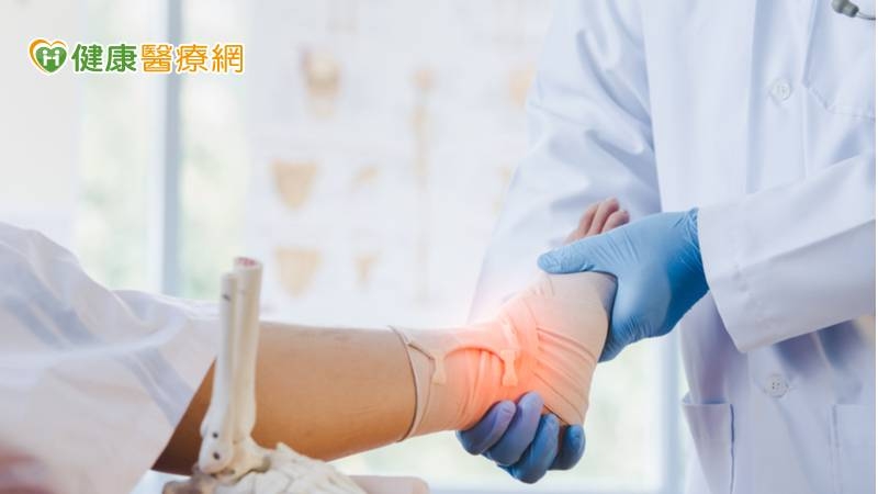 目前國內法規尚未允許人工距骨的使用，因此目前針對「距骨移植」手術仍以人體捐贈骨最為理想。