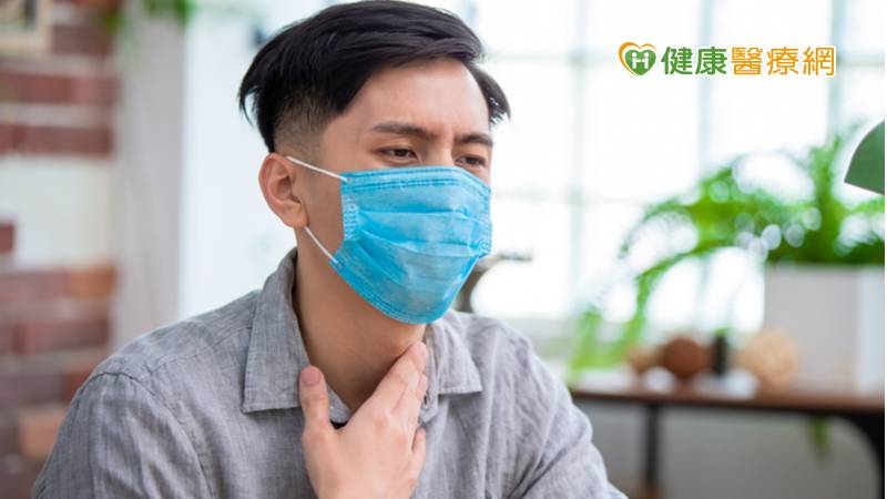 外出記得戴圍巾替頸部保暖，隨身攜帶溫開水，隨時補充飲水，盡量少說話讓喉嚨好好休息等，都是保護喉嚨讓呼吸道早早恢復正常的方法。