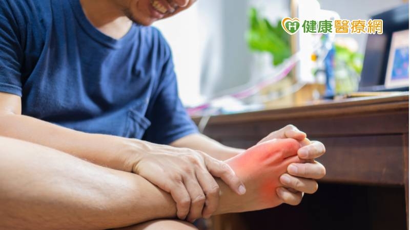 痛風是慢性腎臟病和腎結石的風險因子，因此建議痛風患者應定期接受慢性腎臟病的篩檢。