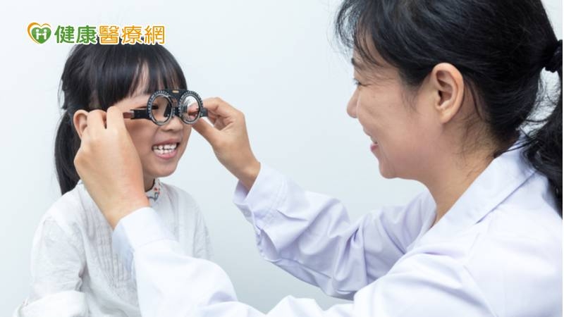臺北市立聯合醫院中興院區眼科醫師周惟誼解釋，年紀越小，近視度數增加越快，若未妥善控制，每年平均增加75至100度，長大容易變高度近視，亦即近視＞600度。