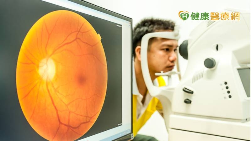 糖尿病眼底影像AI智慧判讀系統與免散瞳眼底攝影儀器結合，透過智能設備機器自動化導引，並運用專屬國人的糖尿病視網膜AI模型進行判讀