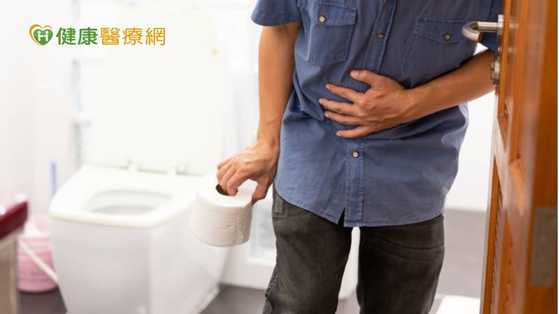 針對潰瘍性結腸炎，根據疾病影響範圍及嚴重度，可選擇口服、肛門篩劑或合併以上方式來達到疾病緩解。首選用5-ASA 藥物來治療，其本身副作用不大，多為噁心及輕微腹痛腹瀉等，且症狀會逐漸消失。